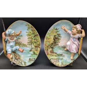 Paire d'Assiettes Fin 19e/début 20e (limoges ?) Aux Enfants En Fort Relief En Porcelaine