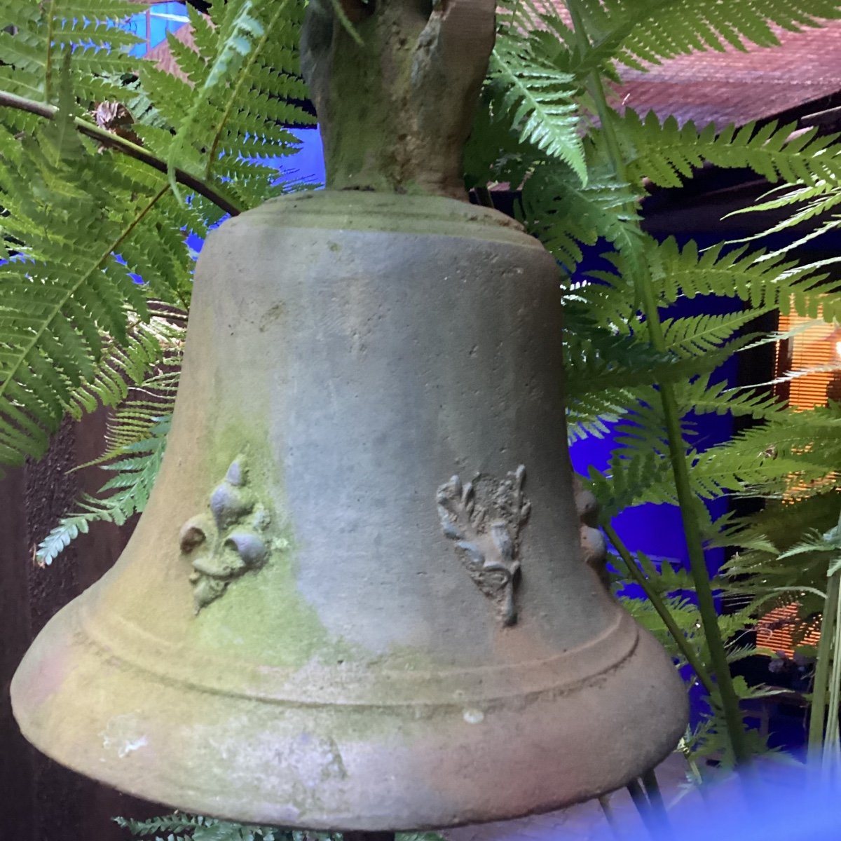 18th Century Bronze Manor Bell, Fleur De Lis And Deer Heads Decor Around The Edge, Very Beautiful Sound.-photo-2