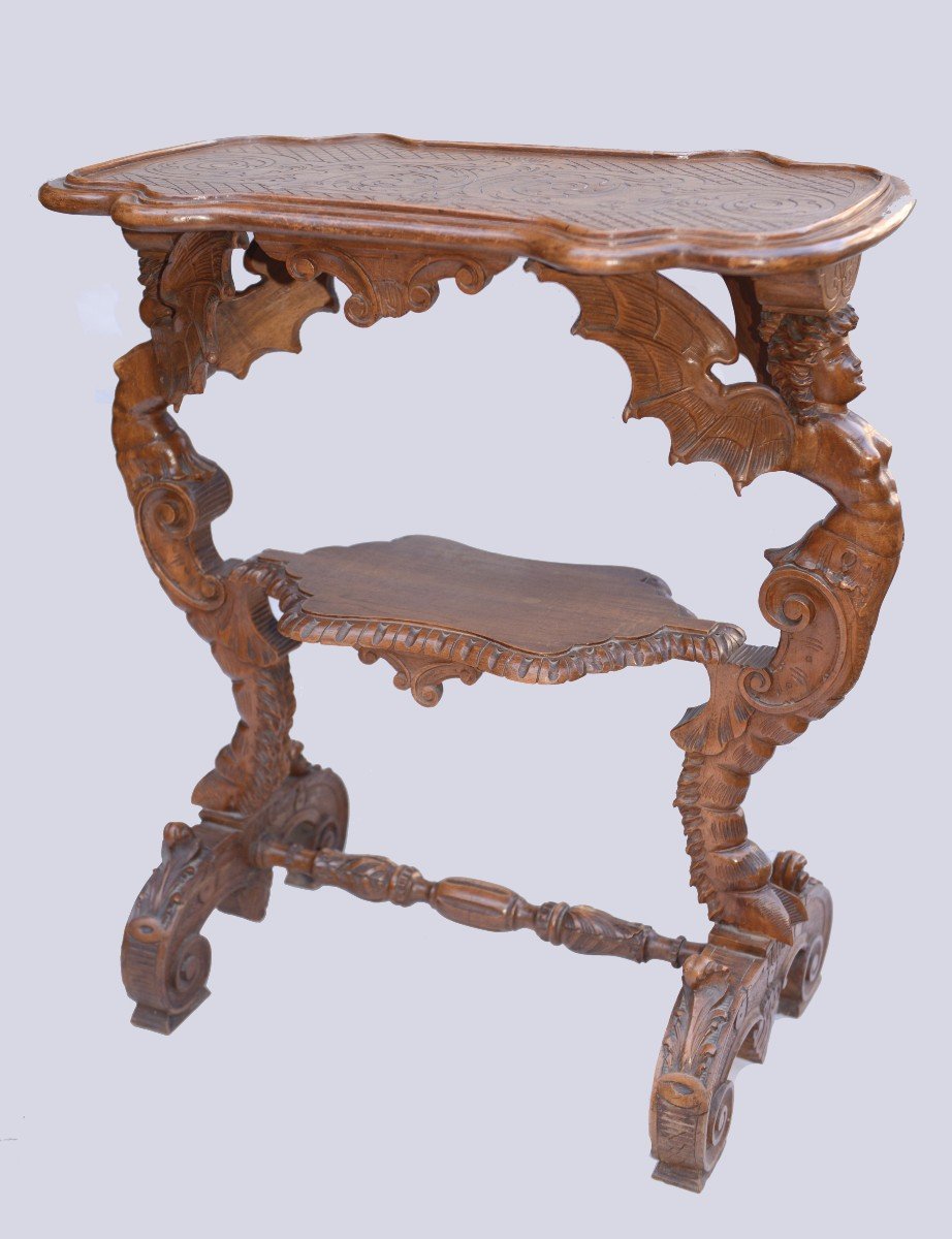 Petite Table de Milieu Néo-Renaissance aux Sphinges Ailés, 19ème