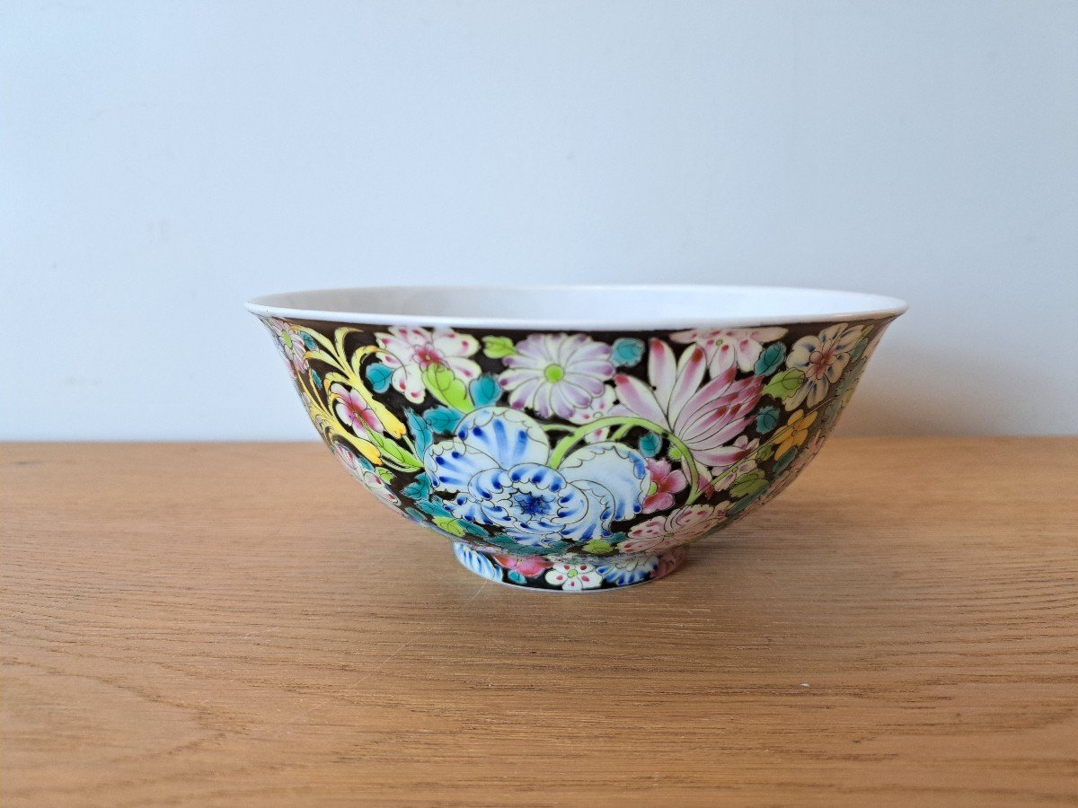 Chine , Coupe "mille Fleurs", Porcelaine émaillée , XX°. 