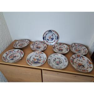 Chine , Compagnie Des Indes , 9 Assiettes En Porcelaine Décor Imari , XVIIIe Siècle . 