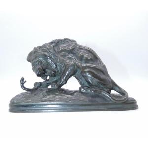 Sculpture En Bronze Representant Un Lion Au Serpent Signe V. Chemin