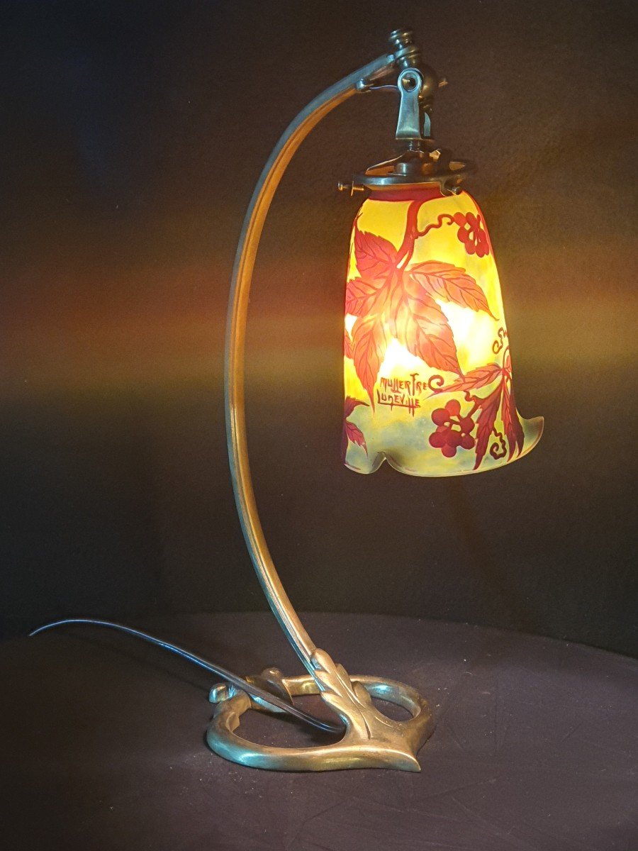 Art Nouveau Tulip Lamp Muller Lunéville. 