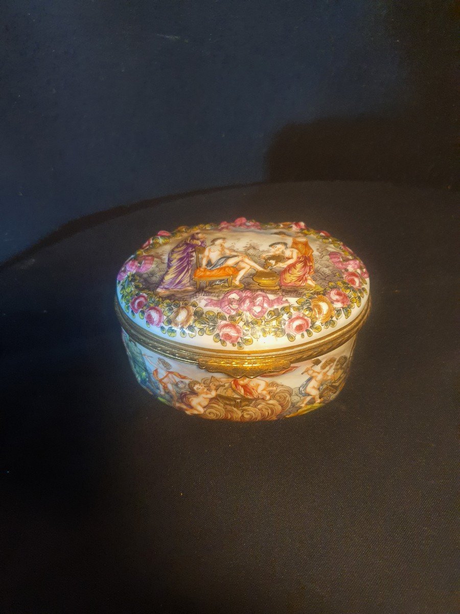 Oval Jewelry Box Italian Porcelain Capodimonte. 19th Century. -photo-2