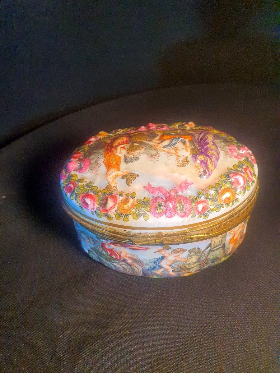 Oval Jewelry Box Italian Porcelain Capodimonte. 19th Century. -photo-3