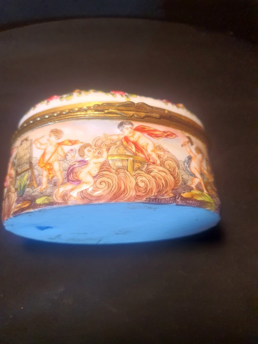 Oval Jewelry Box Italian Porcelain Capodimonte. 19th Century. -photo-1