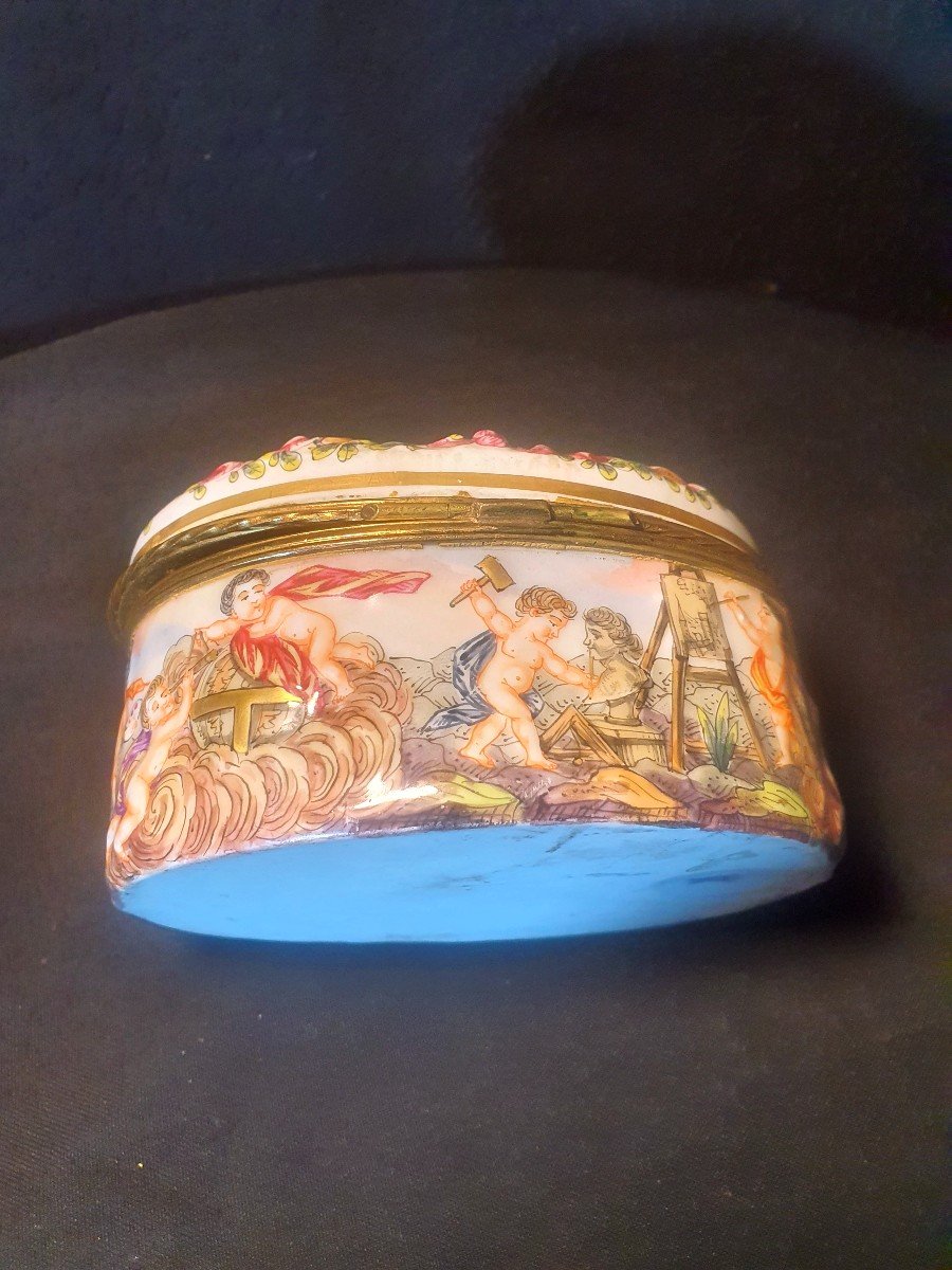 Oval Jewelry Box Italian Porcelain Capodimonte. 19th Century. -photo-2