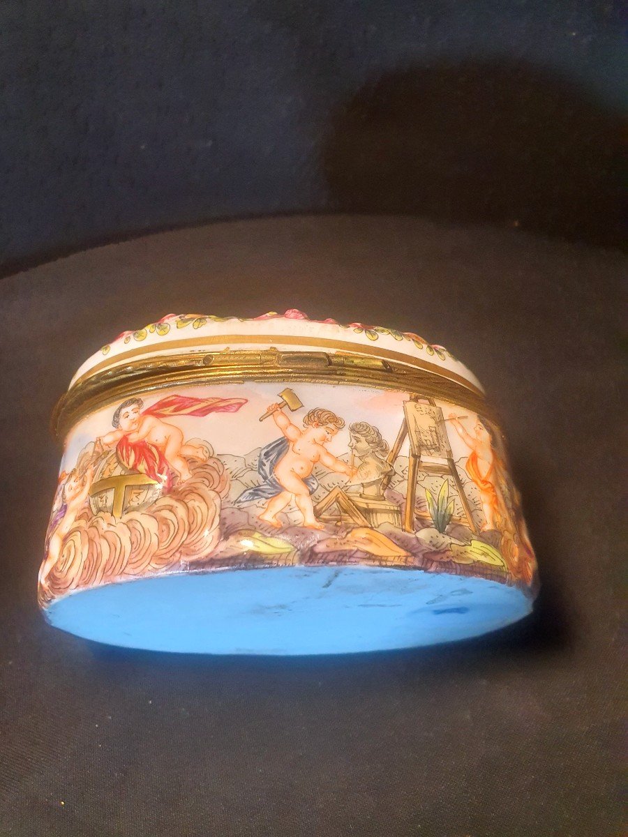 Oval Jewelry Box Italian Porcelain Capodimonte. 19th Century. -photo-3