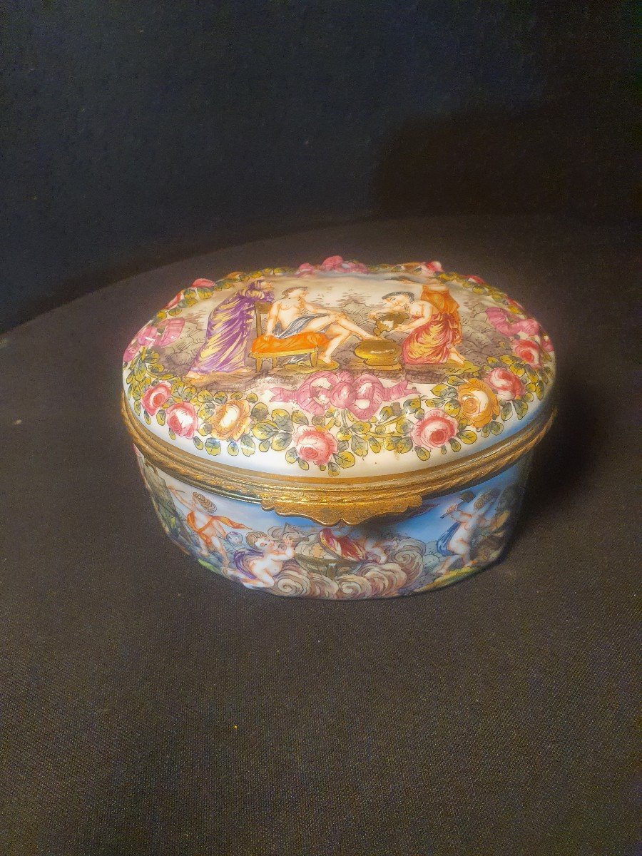 Oval Jewelry Box Italian Porcelain Capodimonte. 19th Century. -photo-5