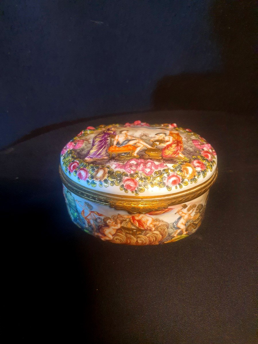 Boîte à Bijoux Ovale Porcelaine Italienne Capodimonte. XIX Siècle. 