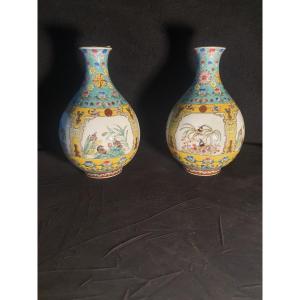Paire De Vases Chine  Style Qianlong Famille Rose.