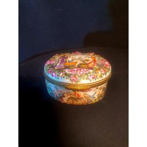 Oval Jewelry Box Italian Porcelain Capodimonte. 19th Century. 