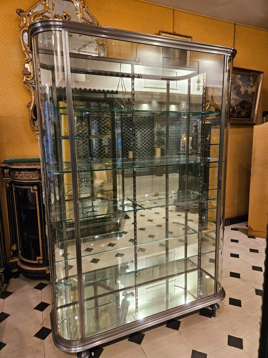 Grande Vitrine De Présentation En Acier  à Côtés Arrondis. Début Du XX° Siècle.