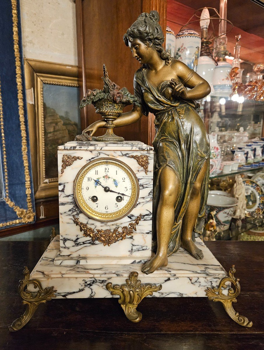 Regulate Clock : Young Girl. 