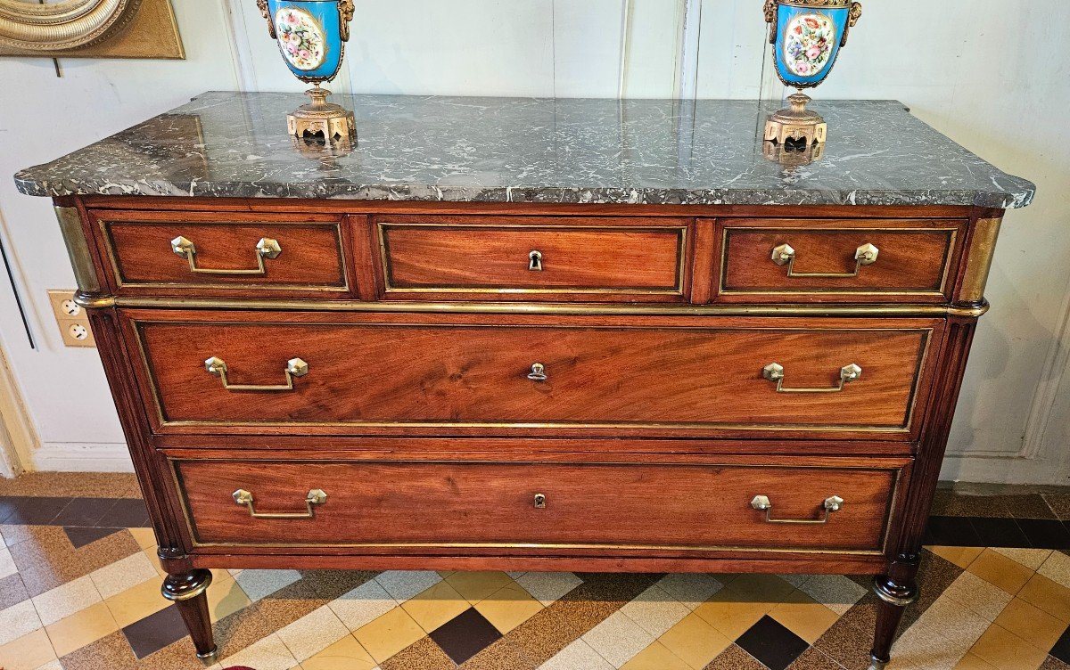 Commode d'époque Louis XVI En Acajou.  