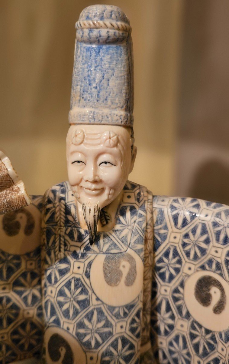 Statuette Japonaise Représentant Un Comédien Portant Un Masque Et Habillé d'Un Kimono.-photo-2