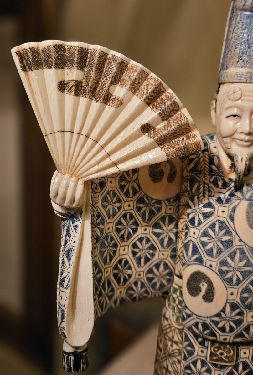 Statuette Japonaise Représentant Un Comédien Portant Un Masque Et Habillé d'Un Kimono.-photo-3