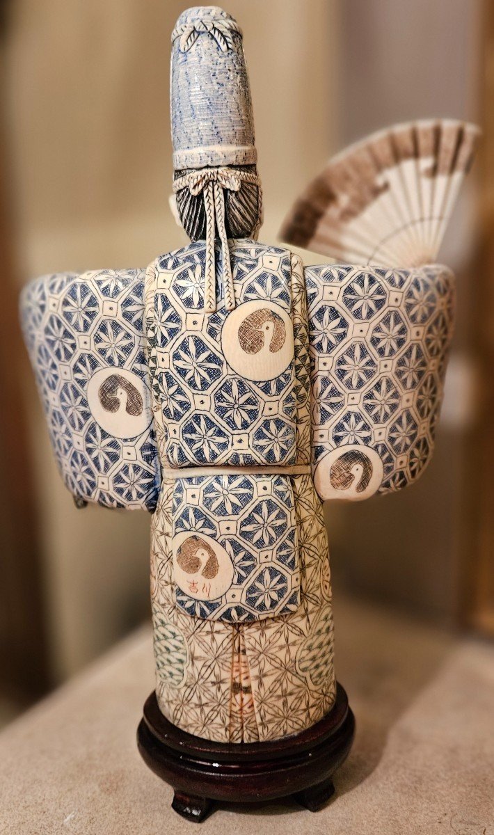 Statuette Japonaise Représentant Un Comédien Portant Un Masque Et Habillé d'Un Kimono.-photo-2