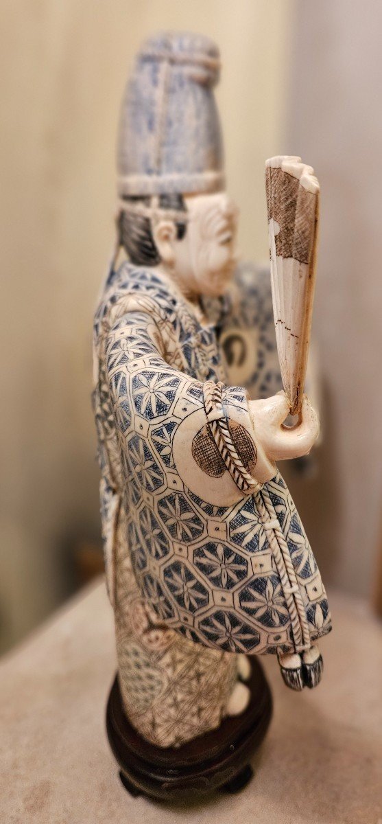 Statuette Japonaise Représentant Un Comédien Portant Un Masque Et Habillé d'Un Kimono.-photo-6