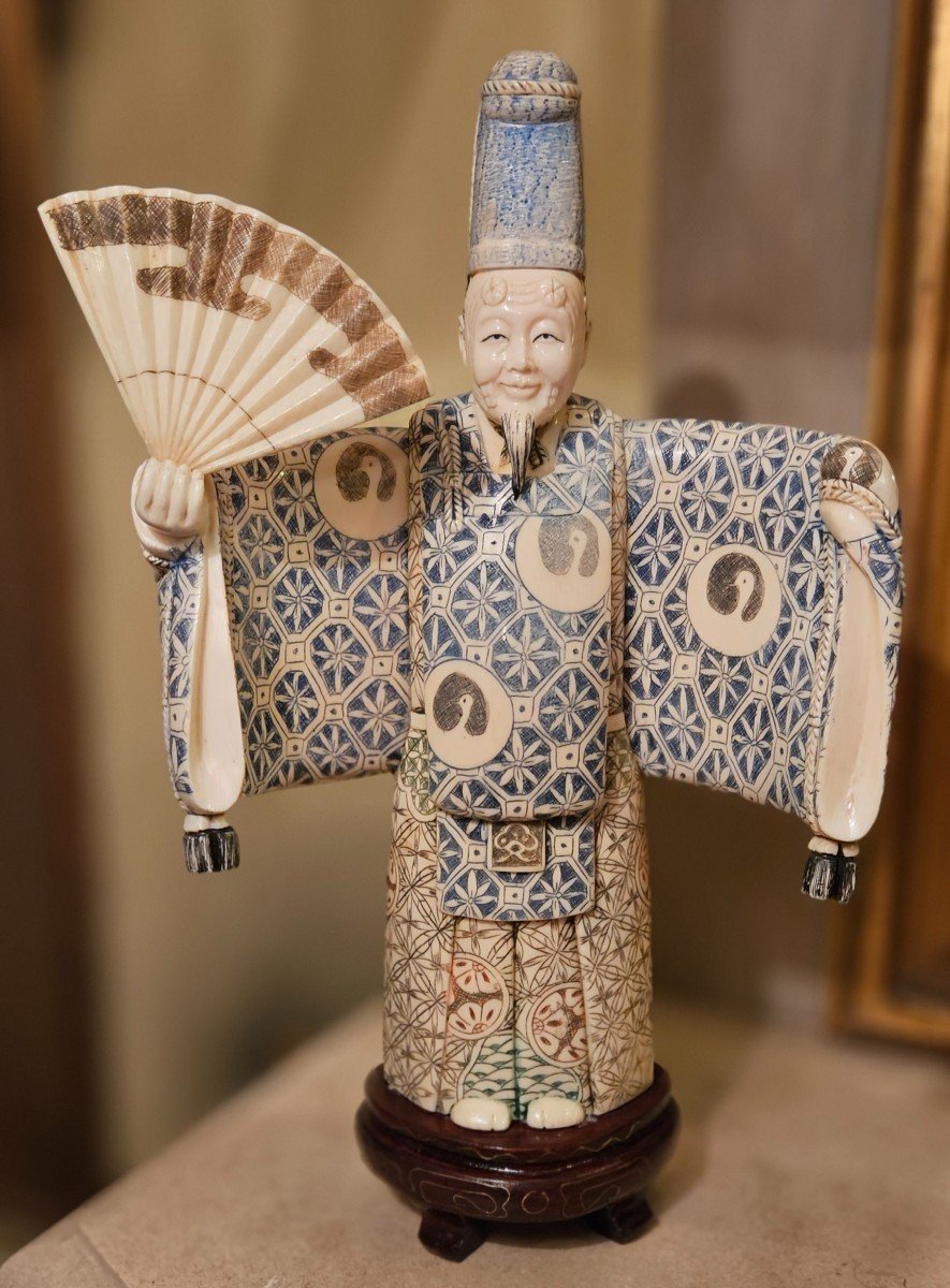 Statuette Japonaise Représentant Un Comédien Portant Un Masque Et Habillé d'Un Kimono.