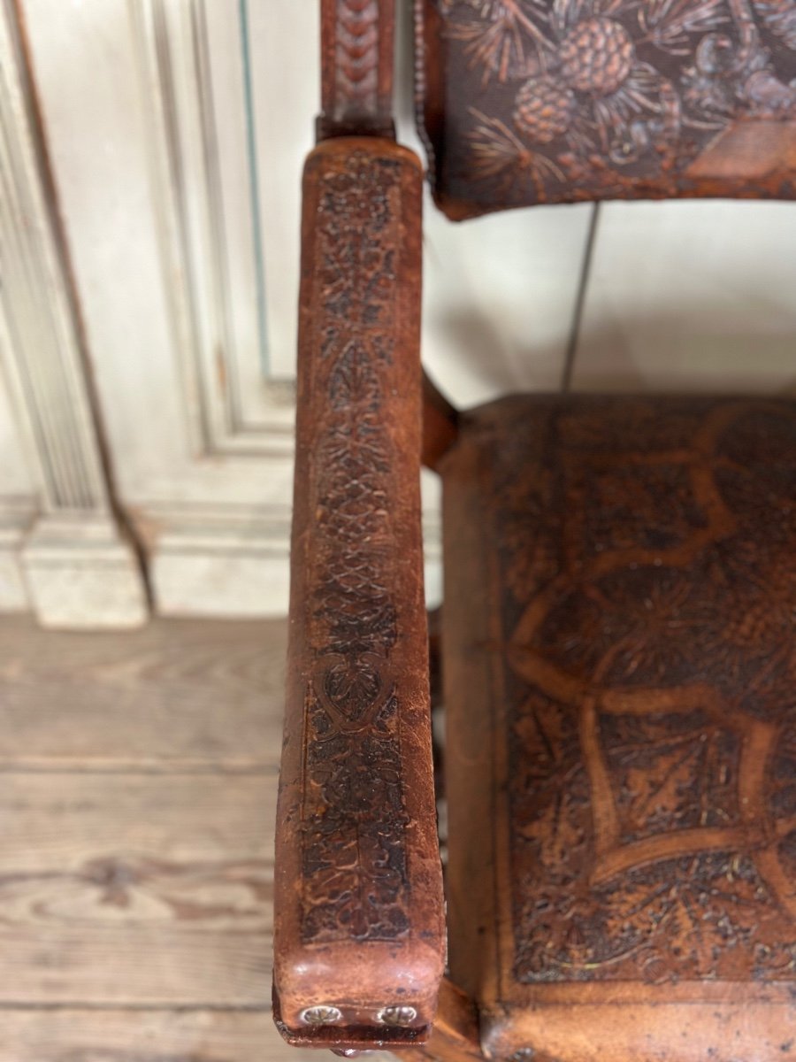 Curule Armchair With Carved Walnut Backrest, Stamped Leather Circa 1880-photo-3