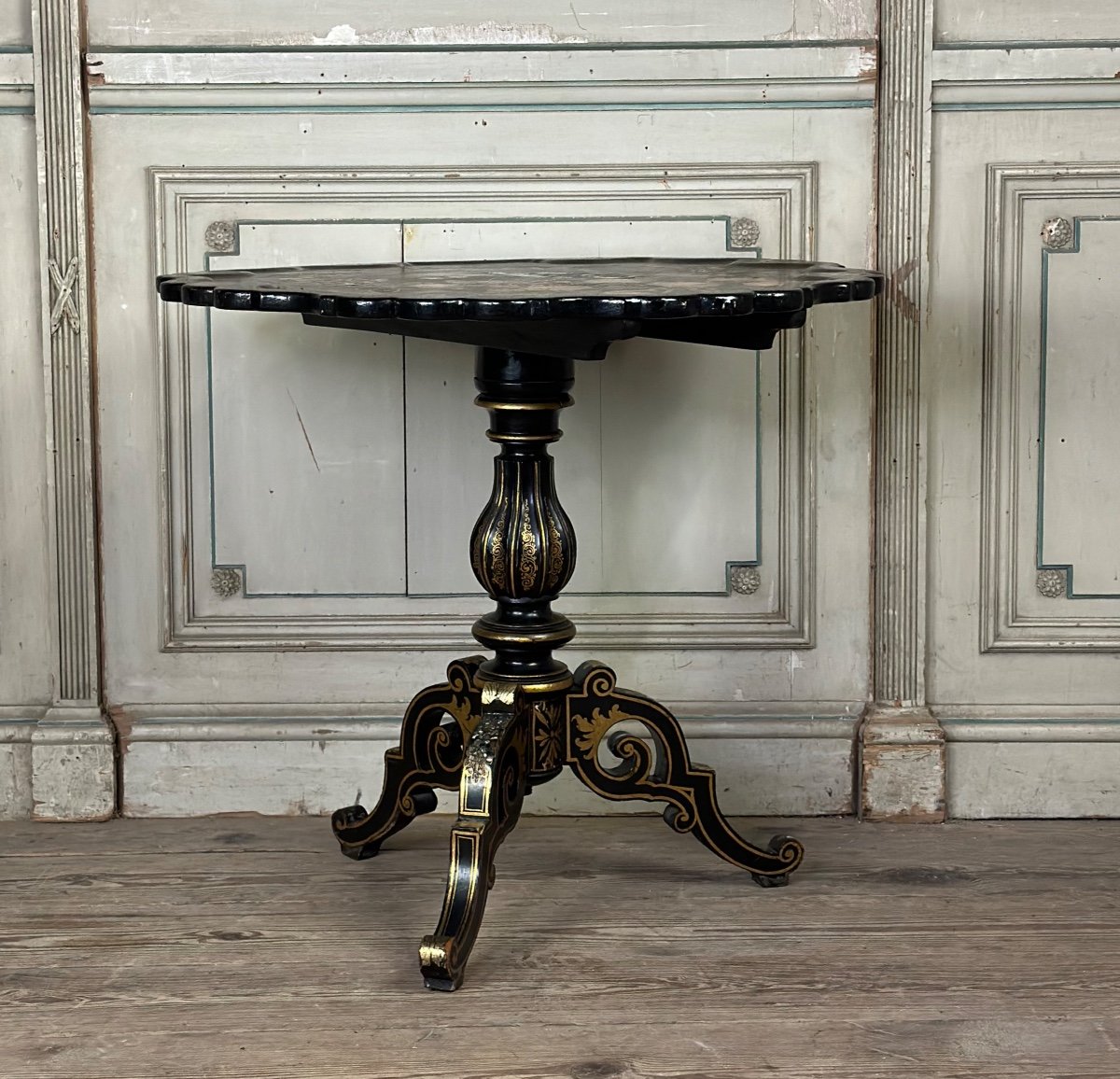 Napoleon III Pedestal Table, Tilting Top In Blackened Wood,  Decor Of Flowers And Birds-photo-3