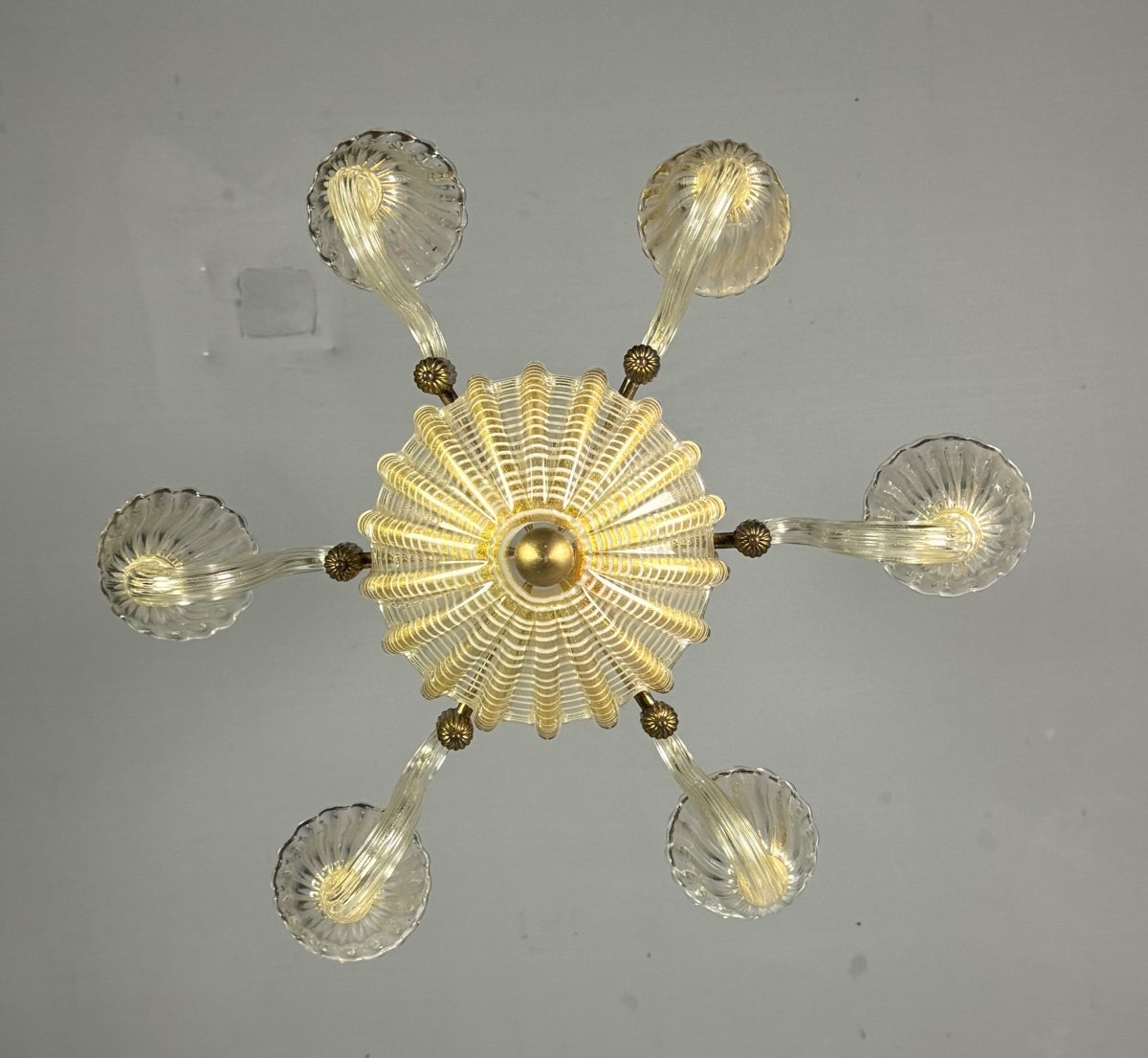 Lustre Vénitien En Verre De Murano Doré Et à Reticello , 6 Bras De Lumière Vers 1950 