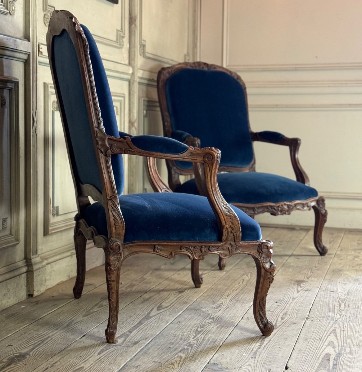 Paire De Fauteuils à La Reine Louis XV En Bois Fruitier Sculpté, Début Du XVIIIème Siècle-photo-3