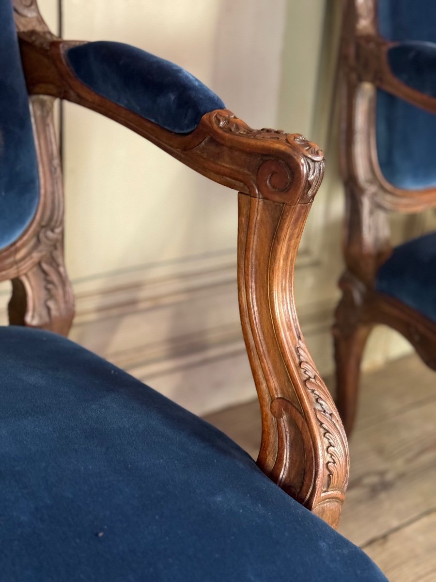 Paire De Fauteuils à La Reine Louis XV En Bois Fruitier Sculpté, Début Du XVIIIème Siècle-photo-5