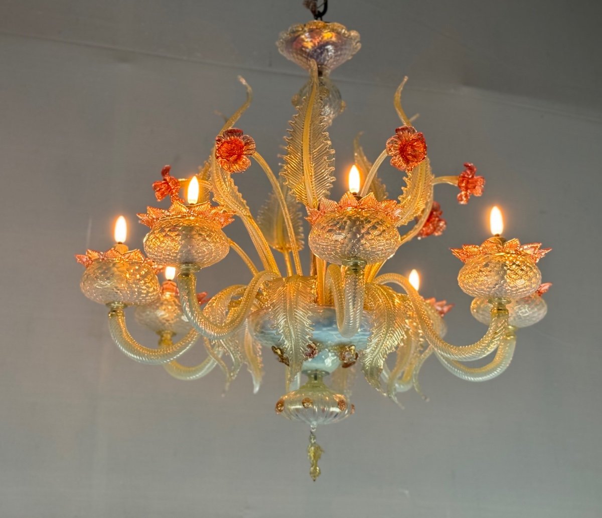 Venetian Chandelier In Opalescent Murano Glass, Gold And Red, 8 Light Arms Circa 1930