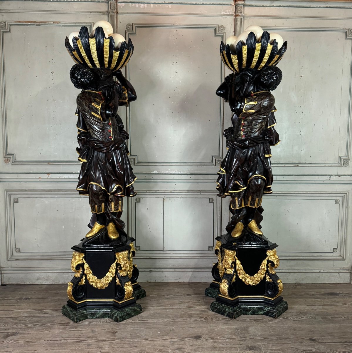 Paire De Maures Porte Vasques , Sculptures Vénitiennes Laquées Et Dorées, Vers 1880 