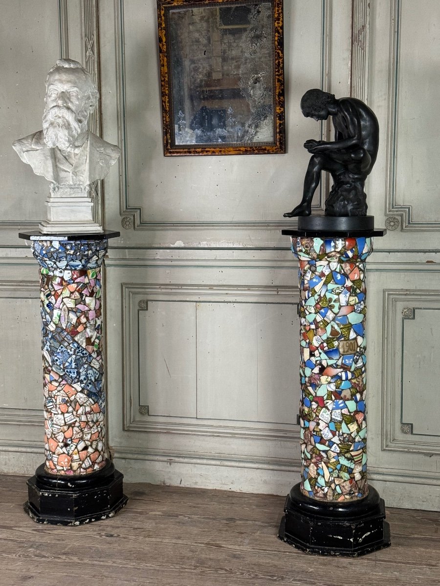 Paire De Colonnes Garnies De Fragments De Faïences Et Porcelaines, Art Populaire Vers 1900-photo-1