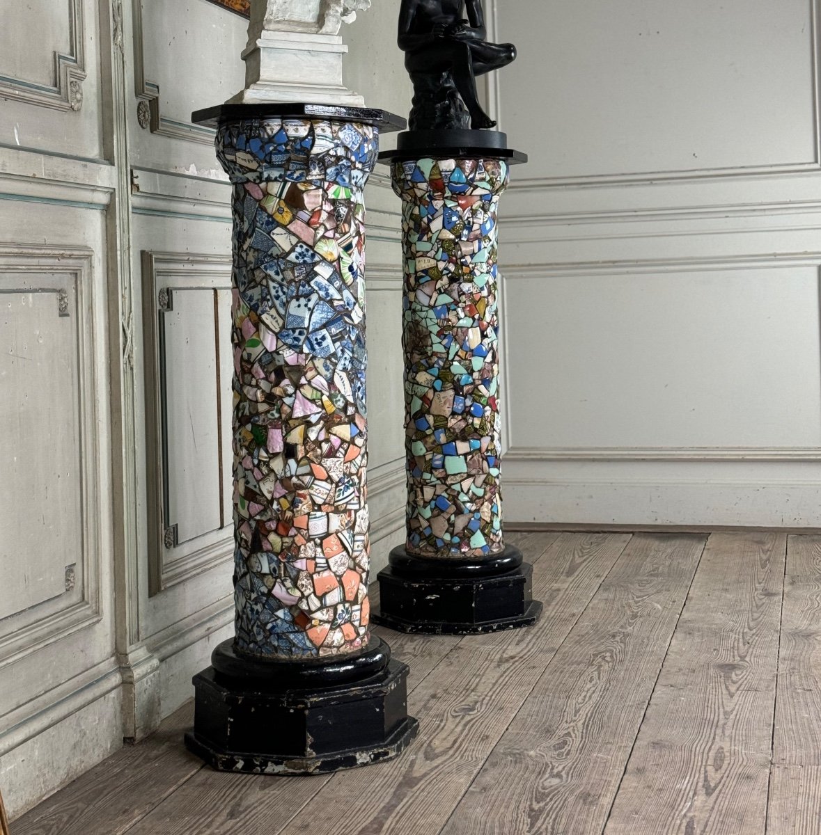 Paire De Colonnes Garnies De Fragments De Faïences Et Porcelaines, Art Populaire Vers 1900