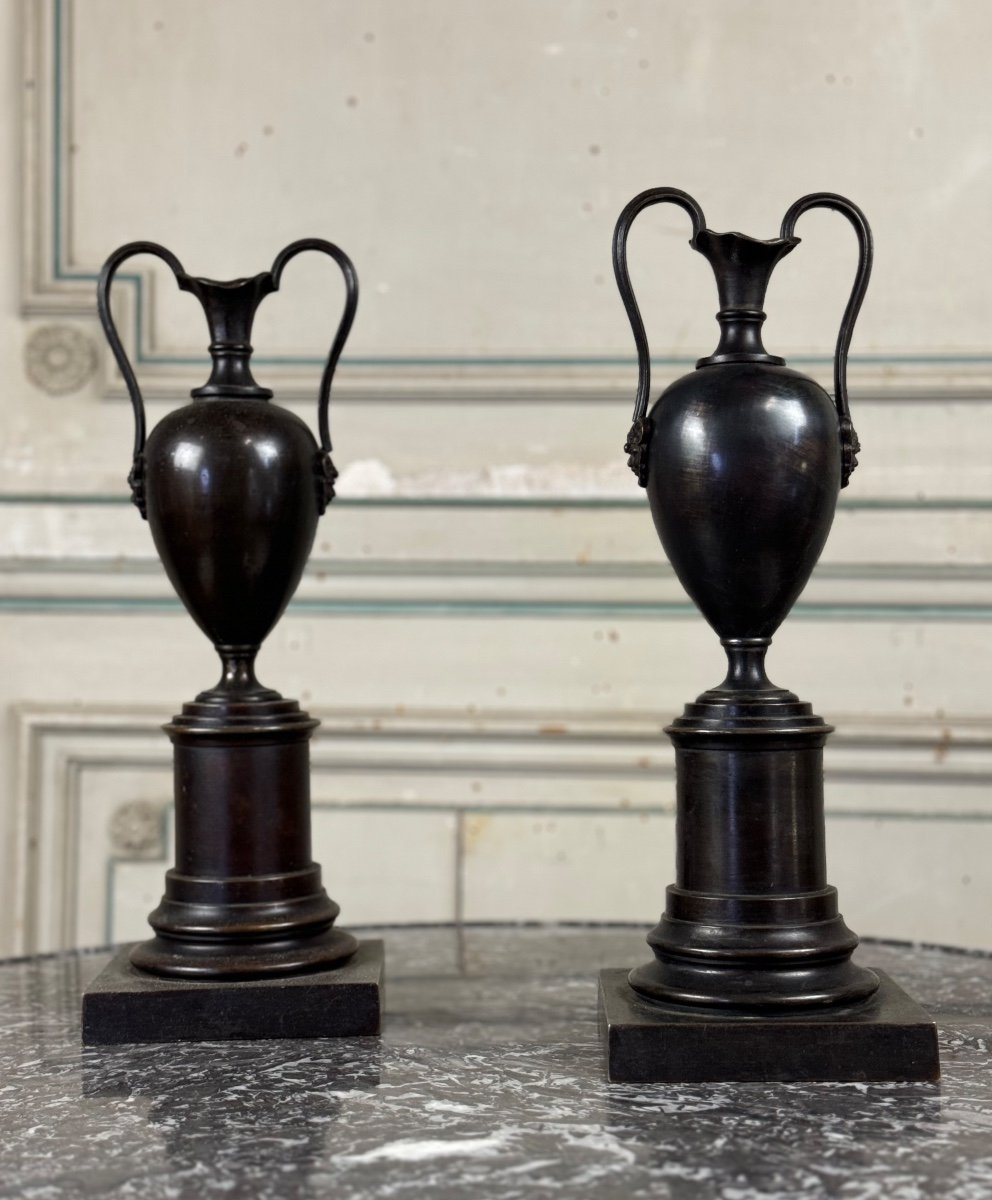 Paire De Vases En Bronze Patine Noire, XIXème Siècle 