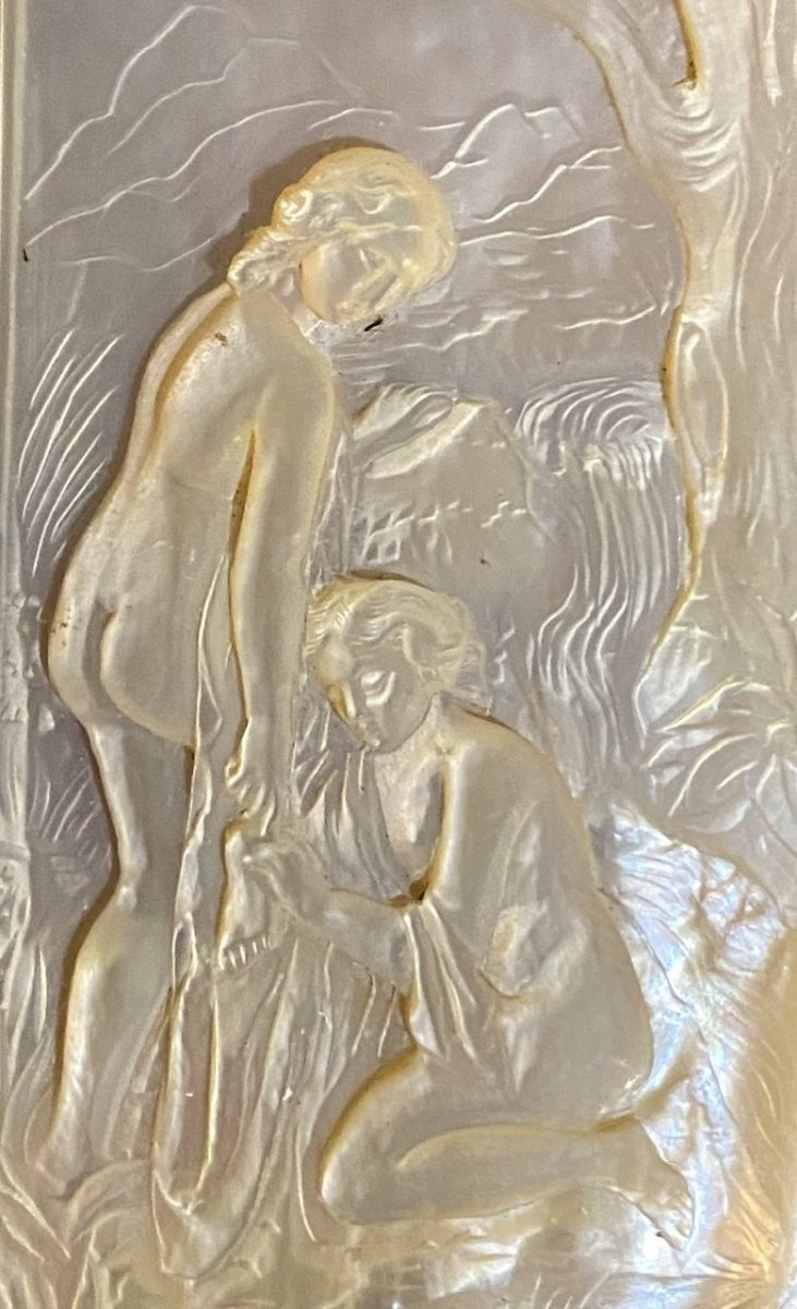 Carved Nacre Plate, Two Young Girls Bathing-photo-2