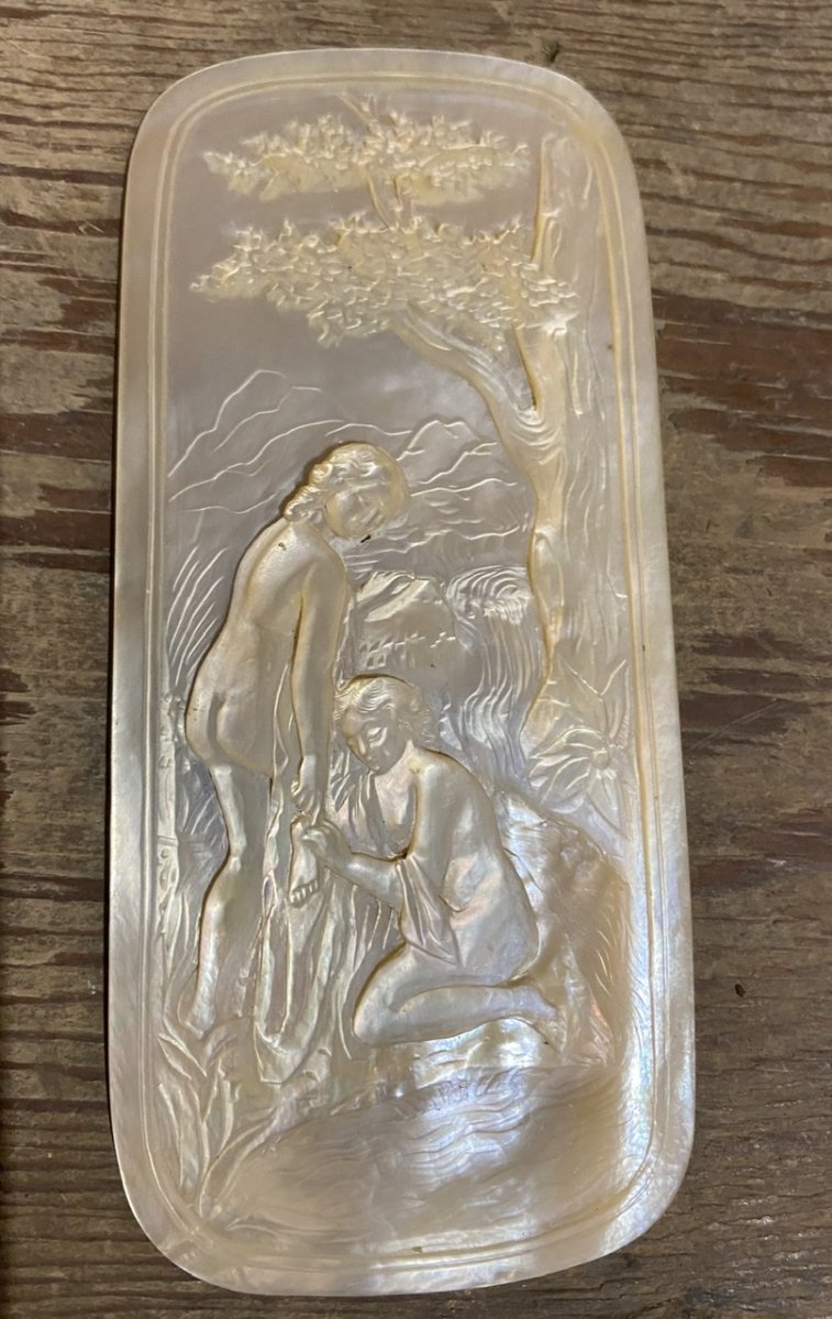 Carved Nacre Plate, Two Young Girls Bathing-photo-4