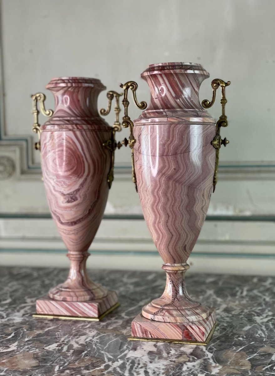 Paire D’urnes En Marbre Rose Et Bronzes Dorés