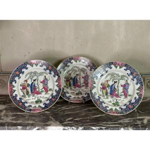 Suite De Trois Assiettes En Porcelaine Famille Rose, Compagnie Des Indes, Quianlong, Chine