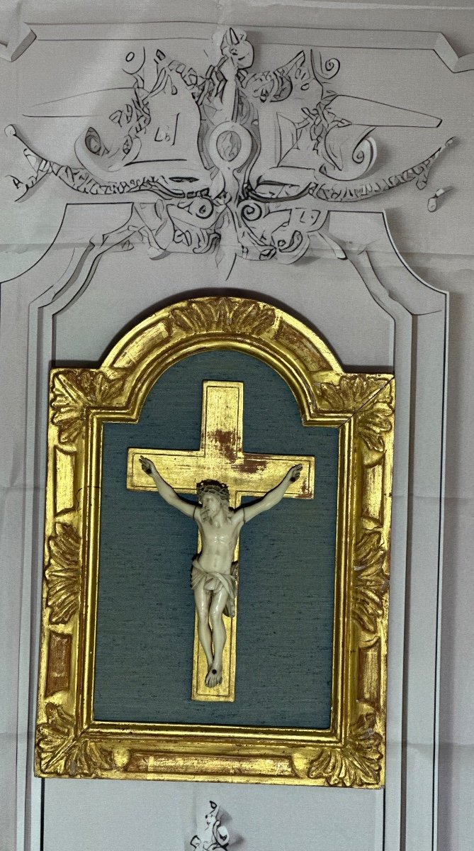 Christ En Ivoire De Morse, Crucifix  sur de Fond De Lit d'époque Louis XV 18e