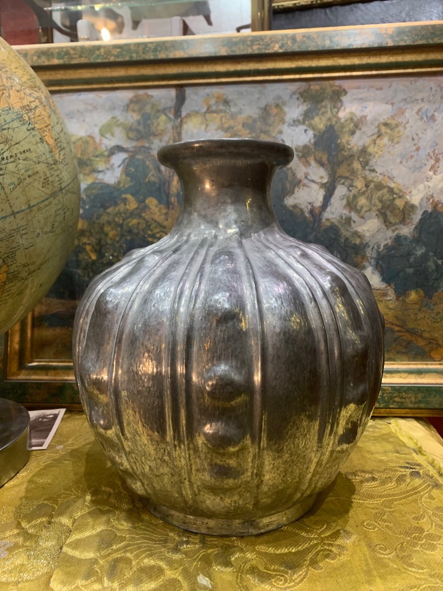 Very Beautiful Large Ball Vase In Hammered Pewter Repoussé By Eugène Chanal Around 1910 Cabochons -photo-2