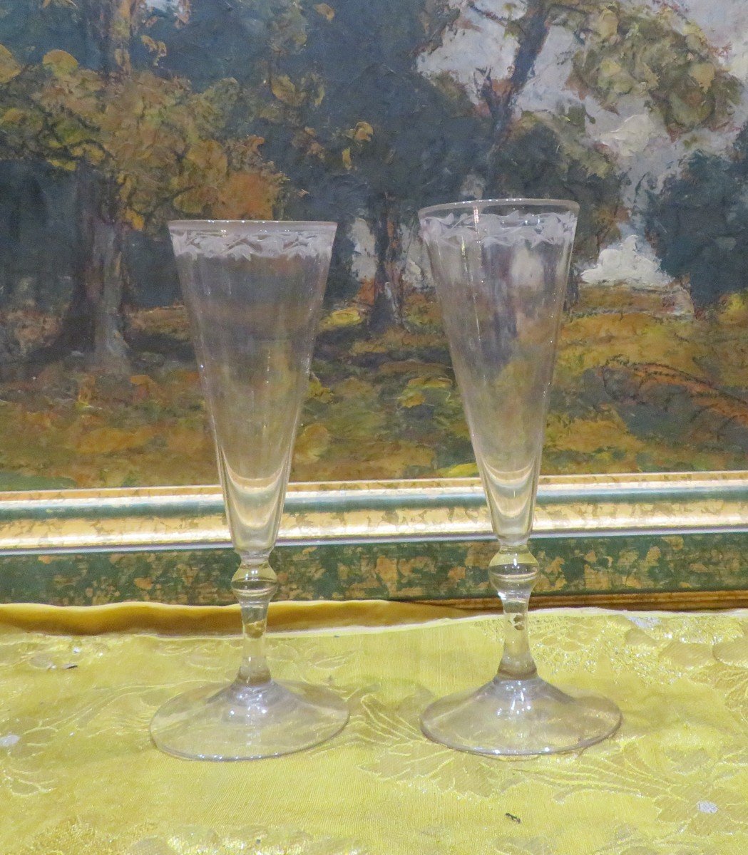 Paire De Flûtes En Verre Soufflé époque XVIIIe A Décor De Couronne De Fleurs Gravée 