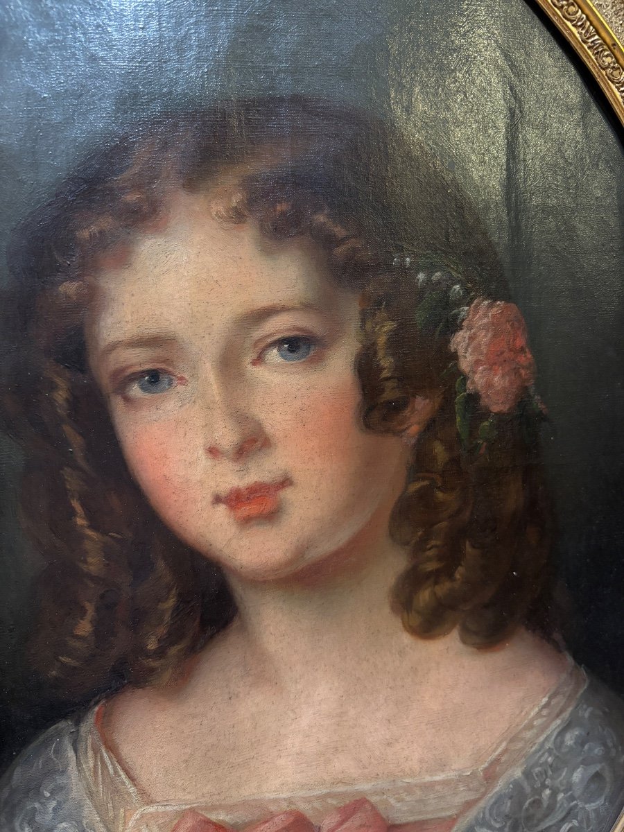 Very Classic Portrait Of A Pretty Young Girl Mid-19th Century In Medallion In Its Golden Frame -photo-2