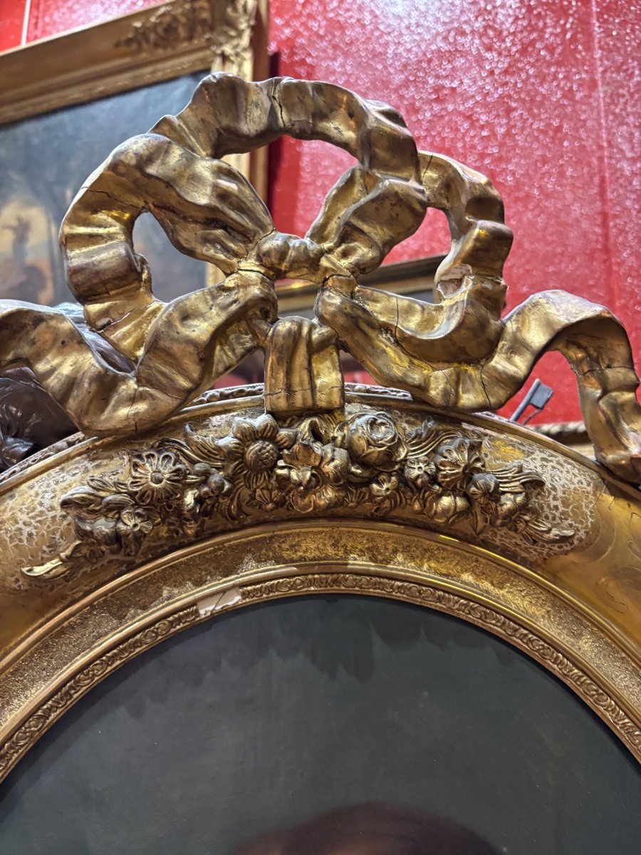 Very Classic Portrait Of A Pretty Young Girl Mid-19th Century In Medallion In Its Golden Frame -photo-4