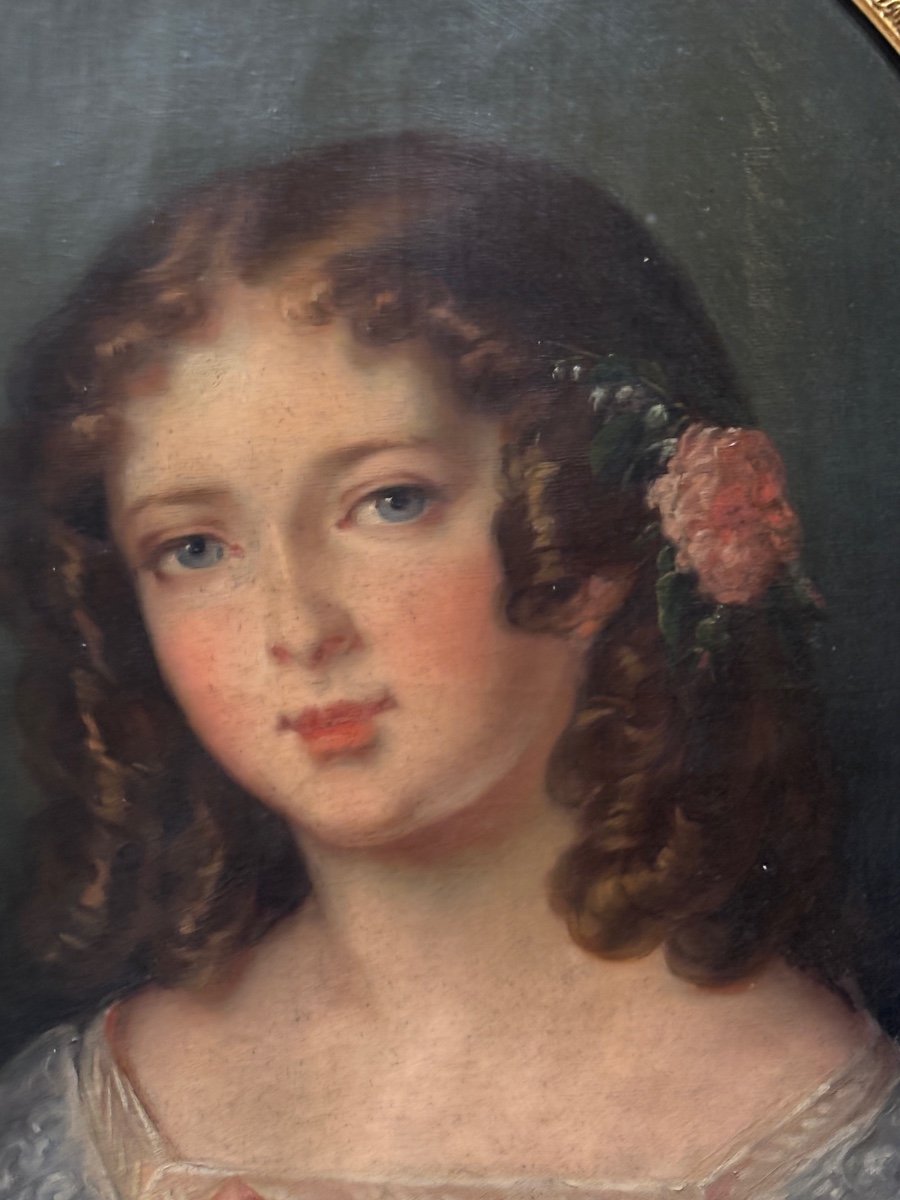 Very Classic Portrait Of A Pretty Young Girl Mid-19th Century In Medallion In Its Golden Frame -photo-2