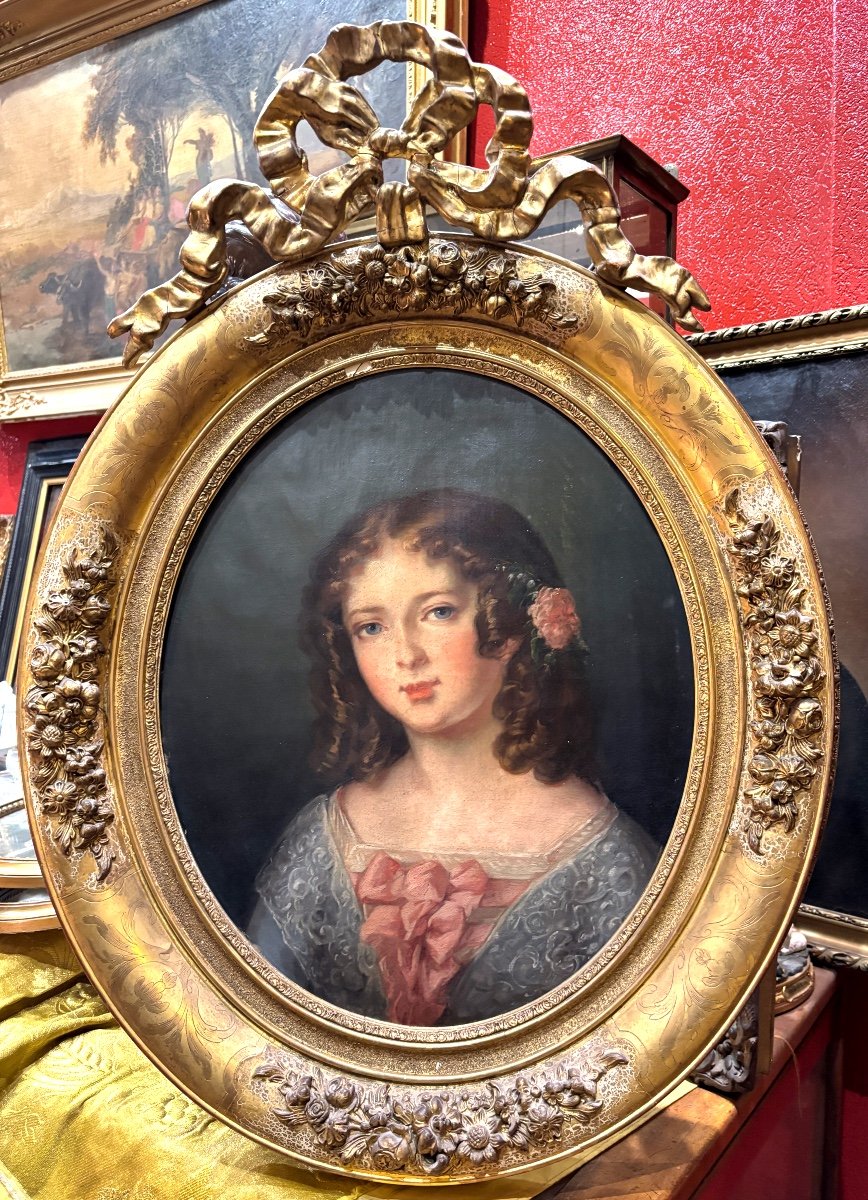 Very Classic Portrait Of A Pretty Young Girl Mid-19th Century In Medallion In Its Golden Frame 