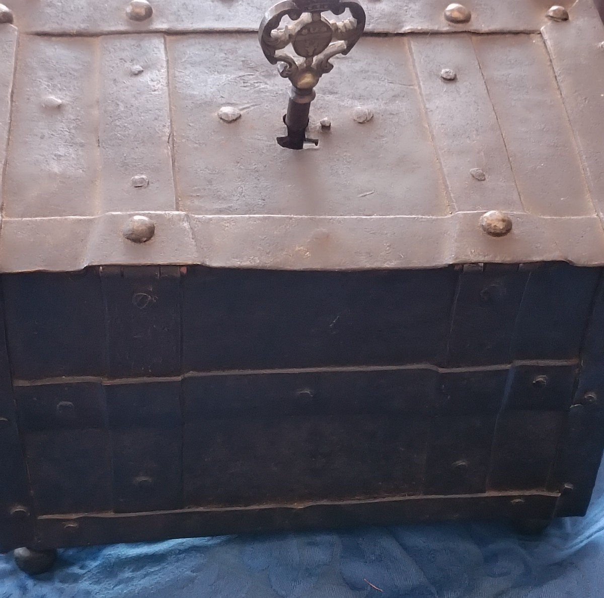 Small Corsair Chest, 17th Century-photo-3