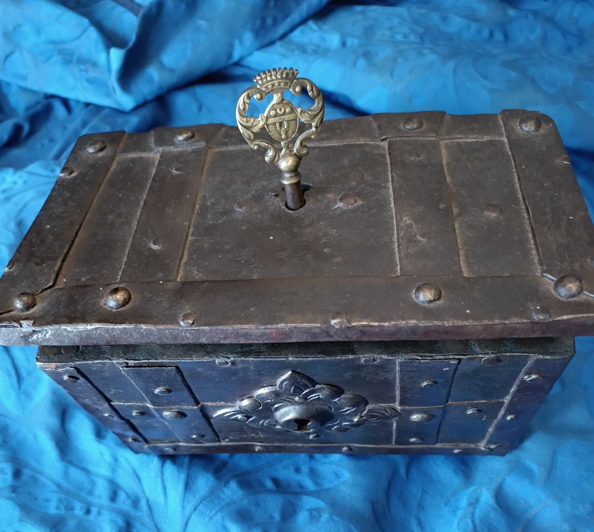 Small Corsair Chest, 17th Century-photo-4