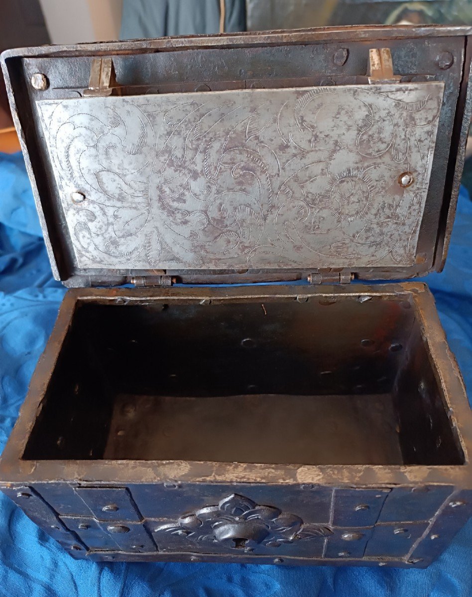 Small Corsair Chest, 17th Century-photo-1