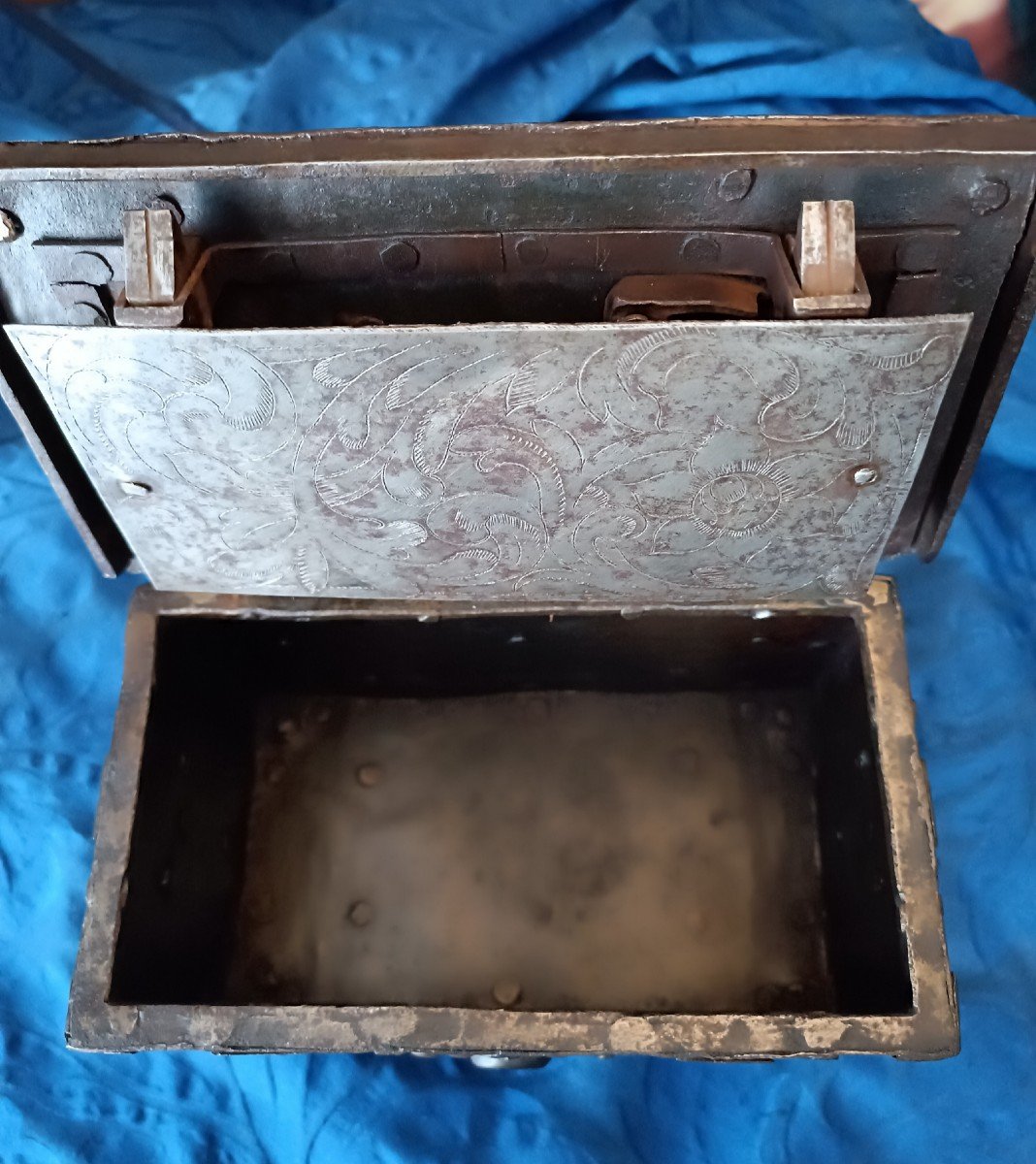 Small Corsair Chest, 17th Century-photo-2