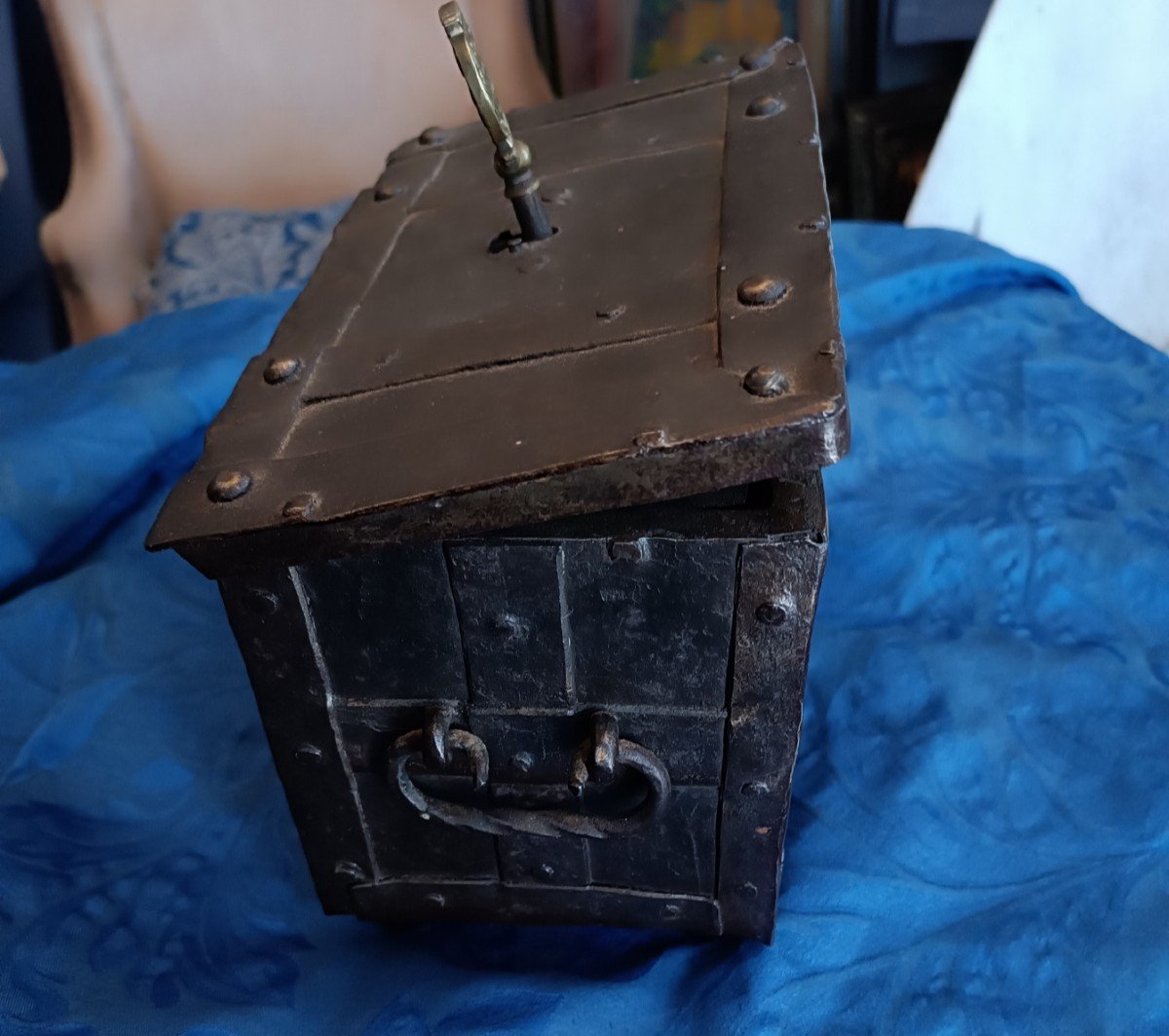 Small Corsair Chest, 17th Century-photo-3